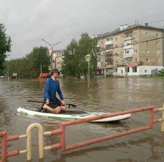 Каменск-Уральский затопило прямо в День города. Причиной стали сильные ливниЦентральные улицы буквально ушли в под воду — некоторые местные жители даже передвигаются по ним на сап-бордах и надувных лодках.Синоптики говорят, что дождь в городе будет идти ещ
