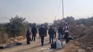 חיילי ישראל והקולוניסטים עצרו עשרות תושבים ופעילים זרים באזור מזרח העיירה, ומנעו מהם להגיע לאדמותיהם כדי למ…