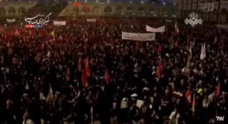 🔴השעות האחרונות של טקס הפרידה מהאימאם עלי חמינאי ההרוג (שאלוהים ישמח בו) לפני תפילת השקיעה באולם התפילה בט…