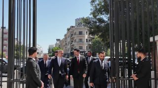 במטרה להקל על עסקאות פיננסיות ומסחריות, נגיד הבנק המרכזי של סוריה, מוחמד ספוואת רסלאן, חותם עם נשיא הבנק המ…