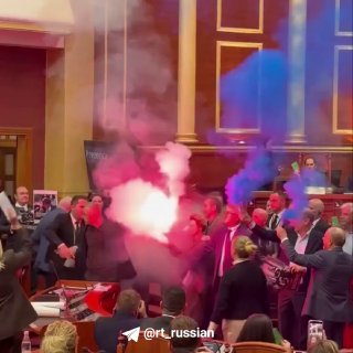 שערורייה בפרלמנט האלבני: האופוזיציה חסמה את הפודיום והשתמשה בפירוטכניקה צירי האופוזיציה האלבניים שיבשו את י…