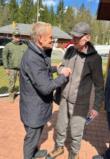 ❗️ В Беларуси освободили журналиста Анджея ПочобутаОб этом сообщает «Наша Нiва». БелТА пишет, что на границе Беларуси и Польши проводится обмен задержанными по формуле «пять на пять». Кто еще попал под обмен, пока неизвестно. Почобута на границе встретил п