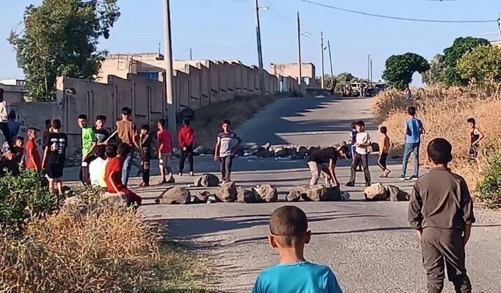جهان تسنیم: خشم شهروندان سوری از آدم‌ربایی صهیونیست‌ها در میان انفعال جولانی🔹عصر دیروز خانواده‌های جوانان سوری که توسط صهیونیست‌ها ر