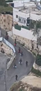 מקורות מקומיים: צה"ל מעביר חומרי נפץ לקראת הפצצת ביתו של ההרוג "חמודה אל-ג'עבה" באזור עין דיר בהא בעיר חברון.