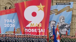 На Красной площади в Москве начался парад Победы. Впервые за долгое время он проходит без военной техники. В Кремле объяснили это «террористической угрозой».