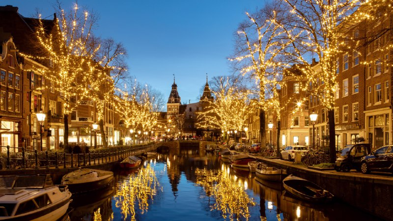 Still waters, bright lightsLights on Spiegelgracht canal, Amsterdam, Netherlands (© Amith Nag Photography/Getty Images)