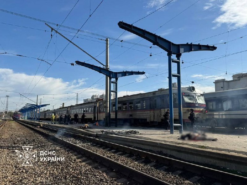 צילומים מהדניפרו, שם תקפו הרוסים את הרציף כשאנשים המתינו לרכבת שם.