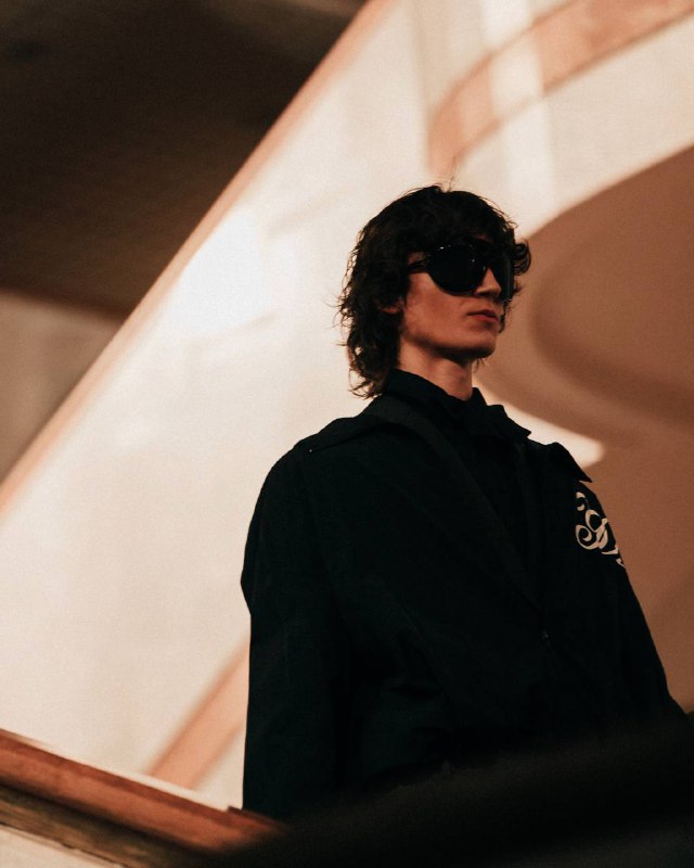 Ваша гостья Мария Туева 🌹Яндекс Маркет провел в Санкт-Петербурге показ сезона «осень-зима 2025/26» с актуальными коллекциями от локальных и зарубежных брендов.Мероприятие Fashion Show прошло в Российской национальной библиотеке — и впервые в Северной столице.Всего в показе были представлены 100 образов из коллекций 60 брендов. Среди них как молодые локальные марки, так и крупные бренды, родом из Петербурга. Также на подиуме появились образы из Ultima Яндекс Маркета и коллекции популярных зарубежных брендов. За все образы отвечали стилисты Никита и Илья Хованские (номинанты рейтинга Forbes «30 до 30» 2025 года, в категории «Мода и дизайн»), а продюсером показа выступил Артем Кривда.P.S. По волосам — мы все еще в депрессии 🥀Ваша гостья Мария Туева 🌹Яндекс Маркет провел в Санкт-Петербурге показ сезона «осень-зима 2025/26» с актуальными коллекциями от локальных и зарубежных брендов.Мероприятие Fashion Show прошло в Российской национальной библиотеке — и впервые в Северной столице.Всего в показе были представлены 100 образов из коллекций 60 брендов. Среди них как молодые локальные марки, так и крупные бренды, родом из Петербурга. Также на подиуме появились образы из Ultima Яндекс Маркета и коллекции популярных зарубежных брендов. За все образы отвечали стилисты Никита и Илья Хованские (номинанты рейтинга Forbes «30 до 30» 2025 года, в категории «Мода и дизайн»), а продюсером показа выступил Артем Кривда.P.S. По волосам — мы все еще в депрессии 🥀