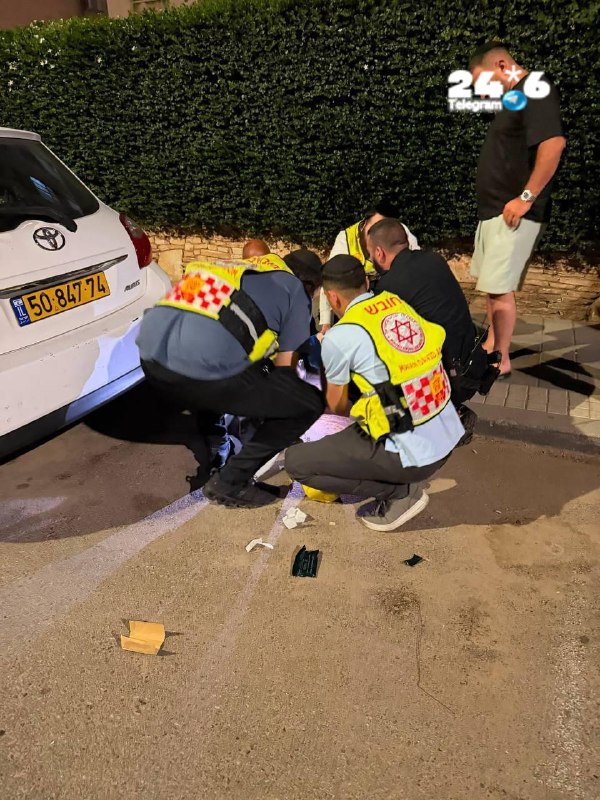 🇮🇱 גבר כבן 40 נדקר על ידי מספר נערים בנתניה. כונני הצלה שרון מטפלים בו במקום.