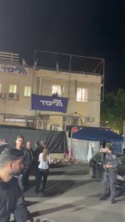 נתניהו הולך מדלת לדלת ומתחנן לעוד קולות בתמונות ששודרו מהשטחים הכבושים נראה ראש ממשלת ישראל מבקר בבתי הכובש…