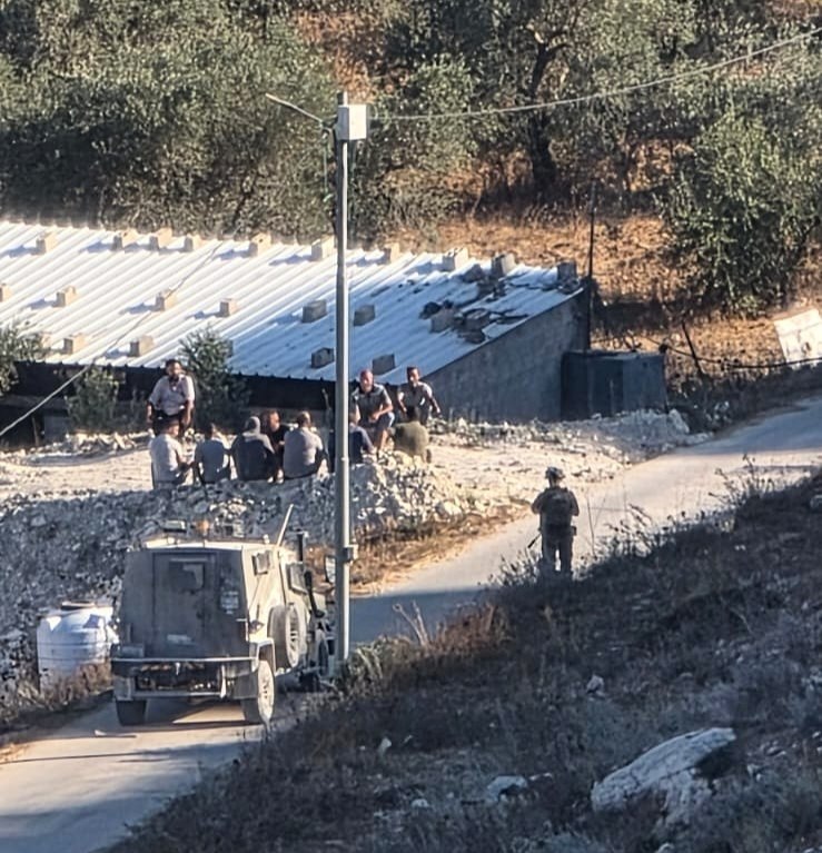 כוחות הכיבוש עוצרים מספר צעירים בעיירה בורקה, צפונית-מערבית לשכם, לאחר תקיפת מתנחלים על בתים בפאתי העיירה.