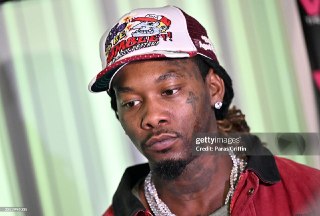 Рэпер Offset получил огнестрельное ранение, он находится в больнице в стабильном состоянии, сообщает CBS News со ссылкой на его представителя.По данным полиции, стрельба произошла в Голливуде на парковке возле здания отеля и казино, в результате один челов