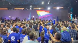 חגיגות במטה מפלגת הדמוקרטים בישראל, המתנגדת לראש הממשלה בנימין נתניהו.