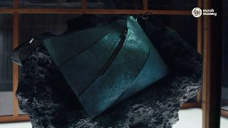 Сумочку из "кожи тираннозавра" продают за 42 млн рублей в Париже. Главный прикол: за такую ошалевшую сумму она никому не нужна.Лот от бренда Enfin Levé создан в сотрудничестве с биотехнологами. Материал вырастили в лаборатории на основе белковых фрагментов