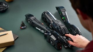 LEGO представила набор с бэтмобилем из фильма «Бэтмен возвращается»Он состоит из 2269 деталей и включает в себя как машину Бэтмена, так и минифигурку супергероя.Главная особенность конструктора — возможность превратить массивную машину в «бэтракету», специ