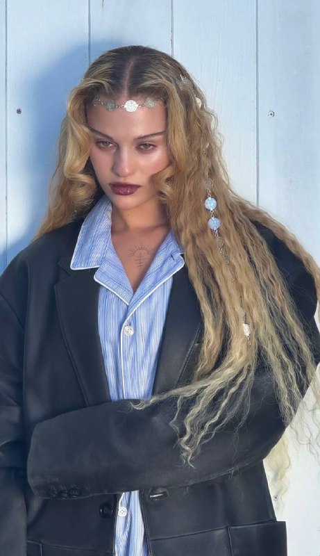 Она приехала на концерт, чтобы поработать. Коротко о том, как я слушаю музыку 🤣 А вообще вот вам пару интересных идей на подумать и поделать:— 2 завитые пряди у лица;— сочетание разных текстур без объема у корней;— узлы + хвост;— начес на макушке как часть формы;— сочетание блонда с черными прядями в прическахОна приехала на концерт, чтобы поработать. Коротко о том, как я слушаю музыку 🤣 А вообще вот вам пару интересных идей на подумать и поделать:— 2 завитые пряди у лица;— сочетание разных текстур без объема у корней;— узлы + хвост;— начес на макушке как часть формы;— сочетание блонда с черными прядями в прическах