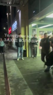 דברי הימים של ההתגייסות האוקראינית בלוצק מתרחש כאוס מוחלט. שוטרים צבאיים עוצרים גברים ברחובות, שולפים נהגים…