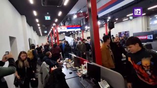 קהל זועם של אופוזיציה הגיע לערוץ הטלוויזיה מודיע, המפורסם בתמיכתו בנשיא סרביה לשעבר אלכסנדר ווצ'יץ', והמפגי…