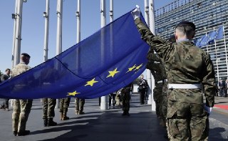 WSJ: Кремль после попытки диверсии в аэропорту Лейпцига предупредил Германию о новых нападенияхПосле неудачной попытки диверсии в аэропорту Лейпцига некий представитель Кремля связался с коллегой в немецком правительстве и предупредил, что эта атака «не бу