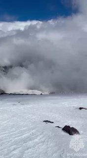 Ребенок 11 лет погиб во время восхождения на Эльбрус, его отец травмирован, рассказали в Следственном комитете. По данным ведомства, отец и сын приехали из Ставропольского края, чтобы подняться на гору. На высоте около 4200 метров они сорвались. Мальчик по