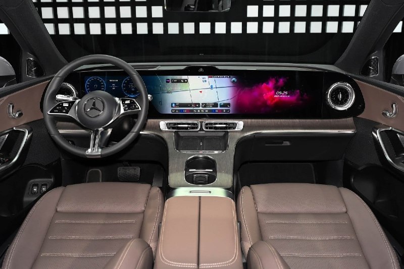 Mercedes показал удлинённый электрический GLC 4