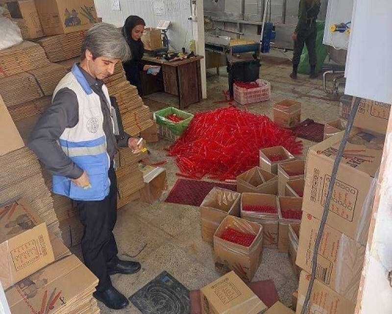 شهرآرانیوز: 🔶کشف و ضبط ۲۰۰ کارتن نوشمک غیربهداشتی در مشهد👤ناصر امینی، رئیس مرکز بهداشت شماره ۳ مشهد:🔹 در پی دریافت شکایت مردمی در سا
