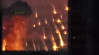 В районе Житомирской трассы под Киевом произошел мощный взрыв и начался пожар, пишут местные паблики.По неподтвержденной информации, взрыв мог произойти в результате атаки беспилотников.