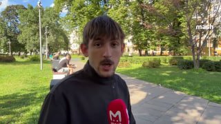 Канье Уэст после отмены концерта в Петербурге и отмены его отмены скрывается от фанатов на Арбате — конспирологическую теорию подписчиков Mash отправился проверять Шпак. Полдня бродил по самым злачным местам Москвы и Йе таки нашел — тот читал рэп с бомжами