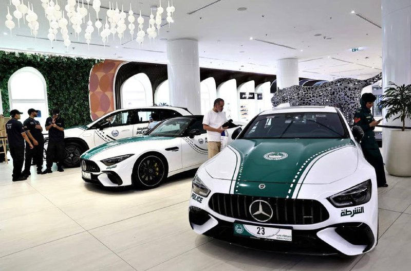 Полиция Дубая пополнила свой автопарк тремя машинами от Mercedes: SL 55 AMG, GT 63 AMG и EQS 580
