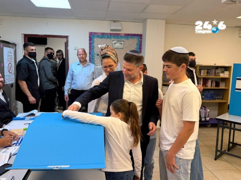🇮🇱 קדומים: השר בצלאל סמוטריץ׳ מצביע לפני זמן קצר עם ראש המועצה עוזאל ותיק ובני משפחתו.
