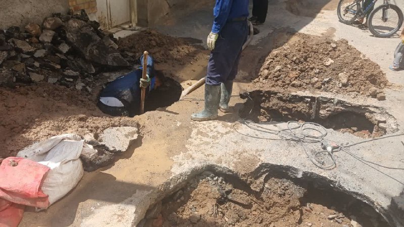 کانال محله فرهنگی تاریخی قراملک: متأسفانه وضعیت لوله‌های فرسوده و پوسیده فاضلاب در محله شهدای قراملک، بن‌بست شهید ترسناک بسیار نگران‌کننده است. چندین بار