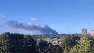 Атакован Рязанский НПЗ, сообщают местные жители.НПЗ находится в Рязани, в конце июля появилась информация, что он приостановил работу после атаки беспилотников.Во второй половине августа появилась информация, что НПЗ возобновил работу.Губернатор региона Ма