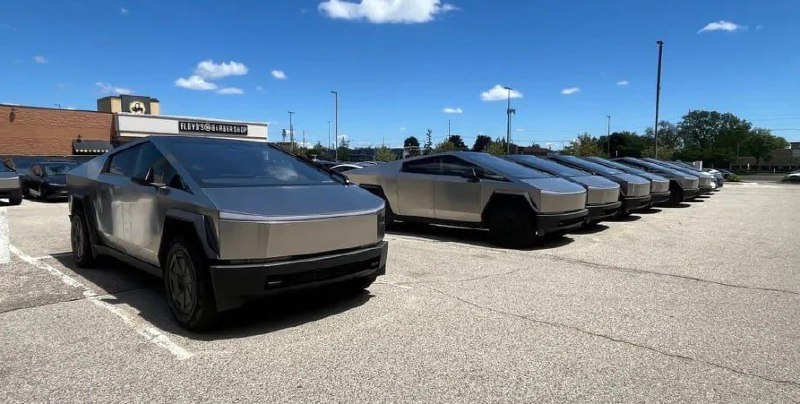 Tesla складирует непроданные электромобили на заброшенной парковке