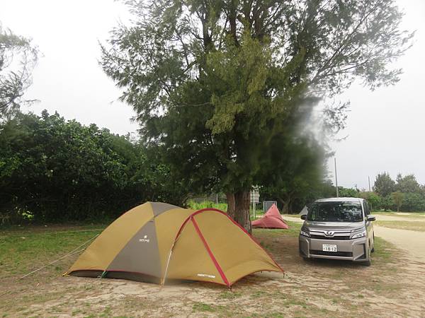 一家四口帶著露營裝備及帳篷，搭飛機去沖縄露營(含營區資料)