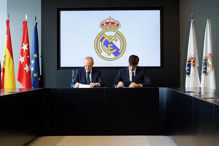 RealMadridFarsi: شهرک ورزشی رئال مادرید میزبان مراسم رسمی معارفه کارلوس اسپی به‌عنوان بازیکن جدید رئال مادرید بود. فلورنتینو پرز در اتاق 