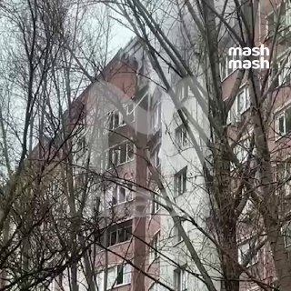 Всушный беспилотник врезался в двенадцатиэтажку в Самаре — жители услышали взрыв около пяти утра.Повреждён фасад, ударной волной выбило окна. Обломки упали у дома. Жильцов выводят, экстренные службы оцепили территорию.Атака на Самарскую область длится 5 ча
