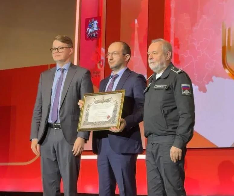 Руководитель МФЦ Дагестана Магомедэмин Арсланалиев получил Почетную грамоту Минобороны РФ на юбилейном форуме МФЦ. фото