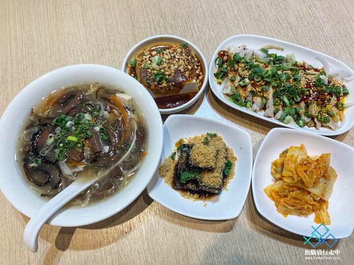 新竹金山街美食│墨竹亭燃麵本家竹科金山店，銷魂乾拌麵爽度一口接一口