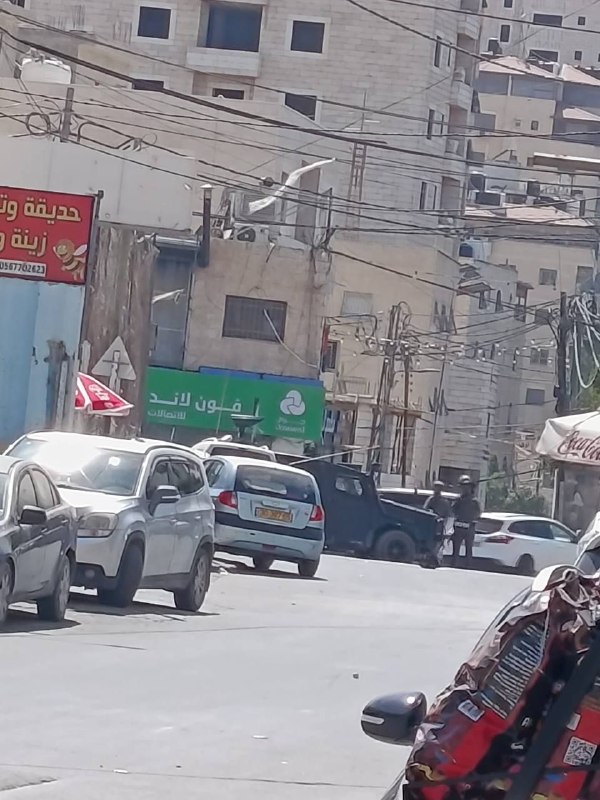 כוחות הכיבוש מסתערים על הכניסה למחנה קלנדיה, מצפון לירושלים הכבושה