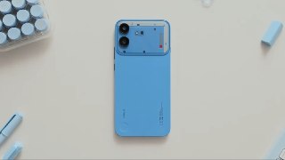 Скажем дружно — Nothing нужноКомпания представила среднебюджетный Phone (4b). Начинка, как и ожидалось, звёзд не хватает: Snapdragon 6 Gen 4, 8 ГБ ОЗУ, медленная память UFS 2.2 и камеры с небольшими сенсорами.Батарея выросла до 6000 мАч, но только в индийс