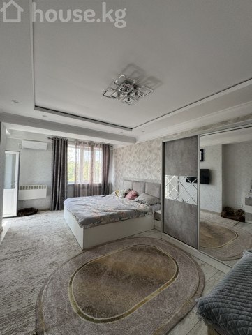Продажа, квартира, 4-комн., 132 м2Адрес: Бишкек, Аламедин-1 м-н, мкрн Аламедин-1Цена: $210 000 (18 393 900 сом)Жилой комплекс: ЭлесТип предложения: от собственникаСерия: элиткаДом: монолитный, 2020г.Э