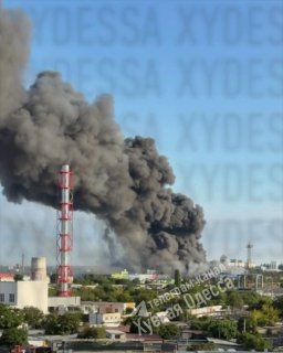 В Одессе загорелся гипермаркет «Эпицентр», сообщают очевидцы.По словам главы областной администрации, Одесская область подверглась «массированной ракетно-дроновой атаке», основной удар пришелся «на продовольственные складские помещения и энергетическую инф
