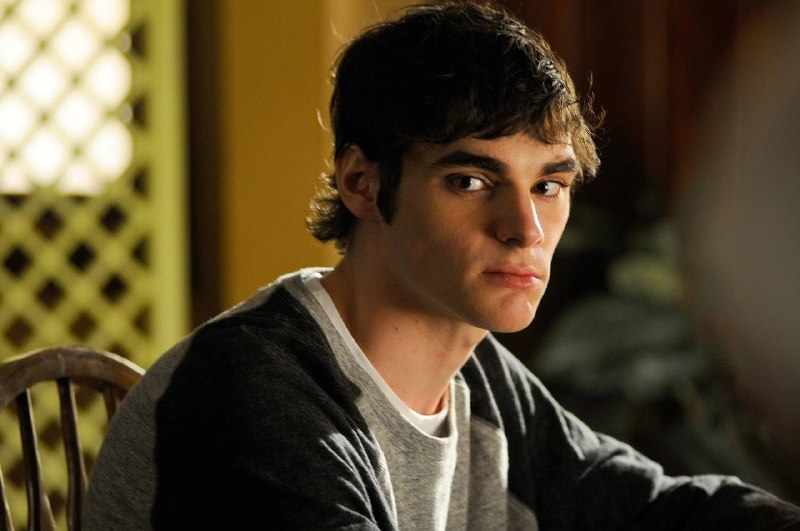 "Breaking Bad" star RJ Mitte dies at 34 for more updates