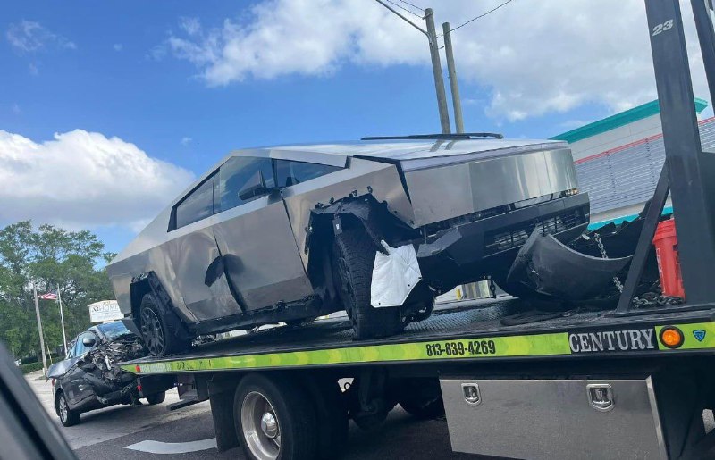 Nissan Sentra против Tesla Cybertruck 2
