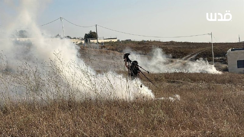 דחוף: צבא הכיבוש מכוון באמצעות פצצות גז עיתונאים וצוותים רפואיים בזמן שהם סיקרו את התקפת המתנחלים בין הכפרי…