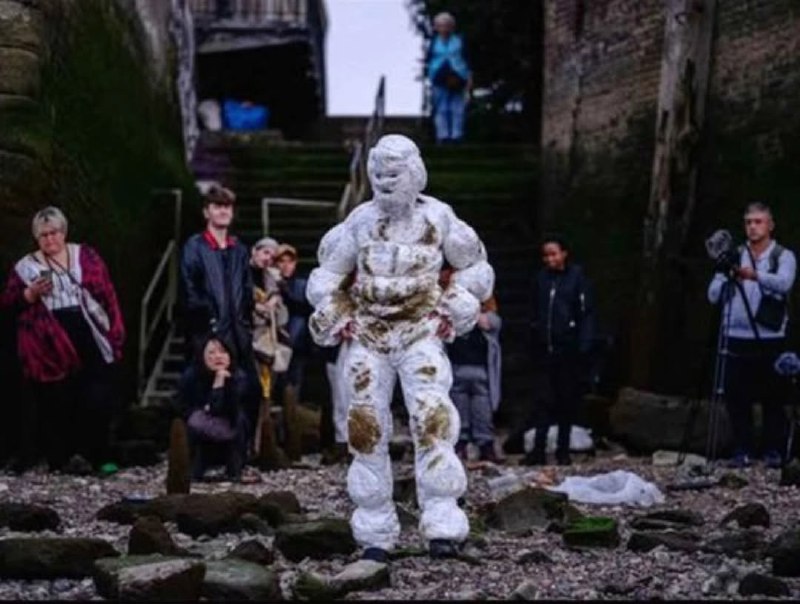 Художник зашел в реку в костюме из подгузников и подцепил опасную инфекциюБританский перформанс-художник Зак Меннелл зашел в воды Темзы в костюме, сшитом из 24 подгузников. Таким образом он попытался привлечь внимание к проблеме загрязнения рек сточными во