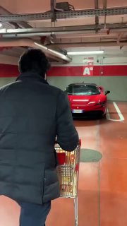 Когда съездил в супермаркет на Ferrari SF90Не берите, непрактичный автомобиль 😄