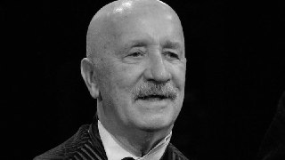 Умер актер Вадим Александров, сообщила его семья. Причиной смерти стала травма головы. Актеру было 87 лет. По словам родственников, актера обнаружили в коридоре — он лежал там уже три дня, у него шла кровь после падения. Родственники предполагают, что Алек
