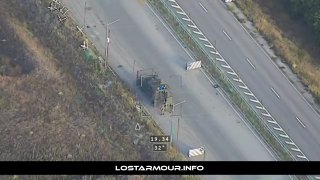 🇷🇺🇺🇦️ - תחמושת משוטטת של לנסט פגעה ברכב משוריין של הכוחות המזוינים של אוקראינה ואנשי צוות בכביש במחוז ד…