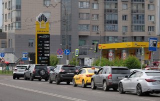 В сентябре в России может начаться новая волна топливного кризисаНехватка топлива ожидается из-за одновременного планового ремонта крупных российских нефтеперерабатывающих заводов, а также Новополоцкого НПЗ в Беларуси, сказали источники «Коммерсанта».🔵 Бен